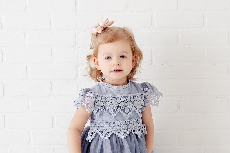 Staubiges blaues Blumenmädchenkleid, rustikales rauchblaues Tüll-Hochzeitskleid für Mädchen, willst du mein Blumenmädchen-Geschenk sein, stahlblaues Outfit Bild 4