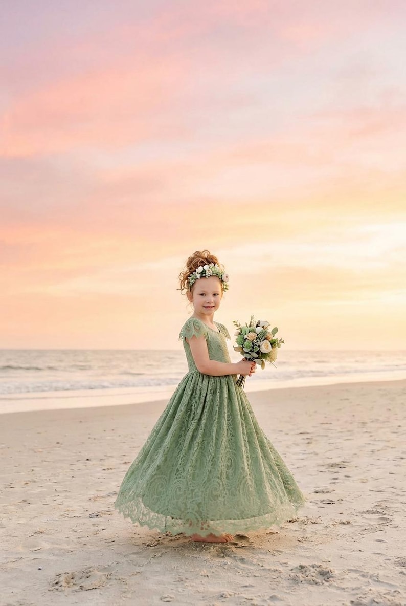 Salbei grünes Blumenmädchen-Kleid aus Spitze, Boho Tüll Brautkleid für Mädchen, Strandkleid für Junior-Brautjungfer Bild 1