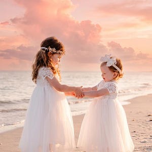 Vestido de bautizo bohemio Sienna para niña, vestido romántico de encaje, ropa de punto para niña imagen 15