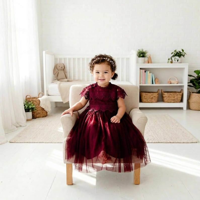 Kastanienbraune Blumenmädchen Kleid, Burgunder Boho Tüll Kleid, Rustikaler Stil Outfit für Mädchen Bild 1