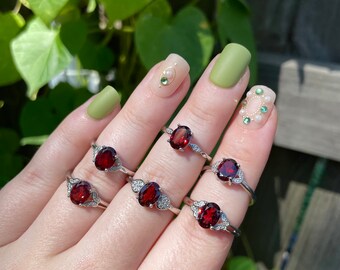 Gefacetteerde rode granaatsteen kristal wit brons zilveren ring