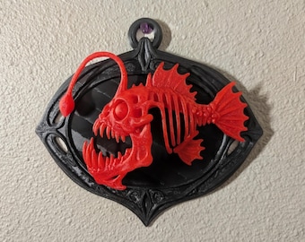 Wandplakette mit Anglerfischskelett – Gotische Galeriewand, Kuriositäten-Dekoration