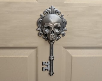 Silberne Totenkopf-Schlüssel-Wandskulptur, Wanddekoration im Stil der Dark Fantasy