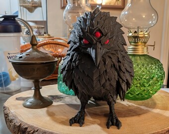 Riesige dreiaugige Rabenstatue, 30 cm hohe gotische Krähenskulptur
