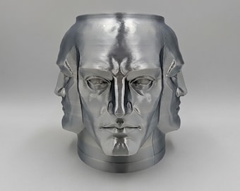 Prometheische Vase – Skulpturaler Pflanzkübel mit vier Gesichtern