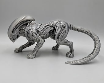 XenoCat – Biomechanische Alien-Katzenskulptur