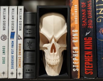 Rincón de lectura con calaveras: decoración gótica para estanterías