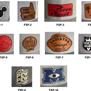 K&ouml;nnte beinhalten: Zehn verschiedene gestickte Patches mit verschiedenen Disney- und Pixar-Charakteren und Logos. Die Patches sind alle auf grauem Hintergrund. Die Patches beinhalten Mickey Mouse, Cozy Cone Motel, Pizza Planet, Princess Security, Radiator Springs und mehr.