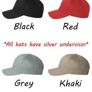 K&ouml;nnte beinhalten: Vier Baseballkappen in verschiedenen Farben: Schwarz, Rot, Grau und Khaki. Alle Kappen haben einen silbernen Untervisor. *Alle H&uuml;te haben einen silbernen Untervisor*