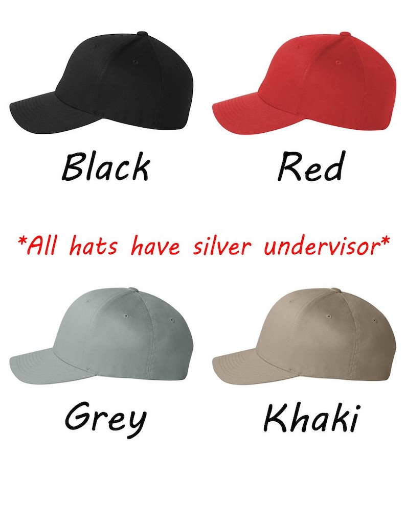 K&ouml;nnte beinhalten: Vier Baseballkappen in verschiedenen Farben: Schwarz, Rot, Grau und Khaki. Alle Kappen haben einen silbernen Untervisor. *Alle H&uuml;te haben einen silbernen Untervisor*