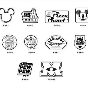 K&ouml;nnte beinhalten: Schwarz-wei&szlig;e Illustrationen verschiedener Disney-Parkattraktionen, darunter Mickey Mouse, Cozy Cone Motel, Pizza Planet, Radiator Springs und Monsters Inc. Die Illustrationen sind im Cartoon-Stil gehalten und eignen sich perfekt als Aufkleber oder B&uuml;gelbilder.