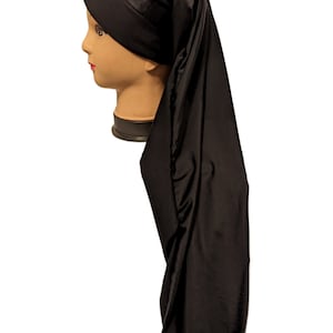 Puede incluir: Bonnet de satén negro con una cola larga y fluida. El gorro está diseñado para proteger el cabello mientras duermes.