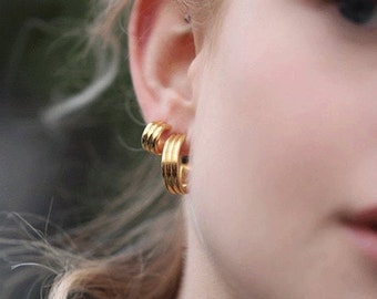 Minimal Helix Curves Gold Hoop Earrings/ Modern Earrings/ Minimalist
