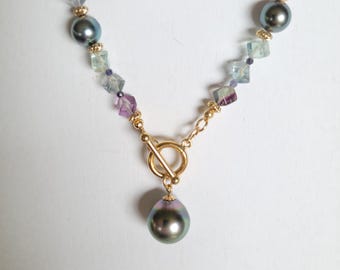 Collar de fluorita con perlas tahitianas y cierre de palanca