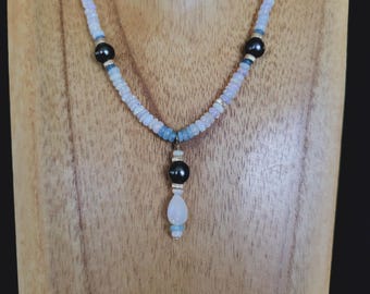 Collar con colgante de ópalo etíope colorido y perlas de agua dulce