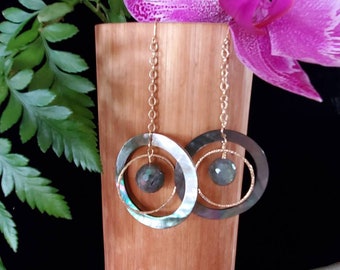 Pendientes colgantes de labradorita facetada con nácar y anillos de oro
