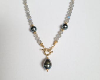 Collar de labradorita con perlas y cierre de palanca en forma de lágrima tahitiana