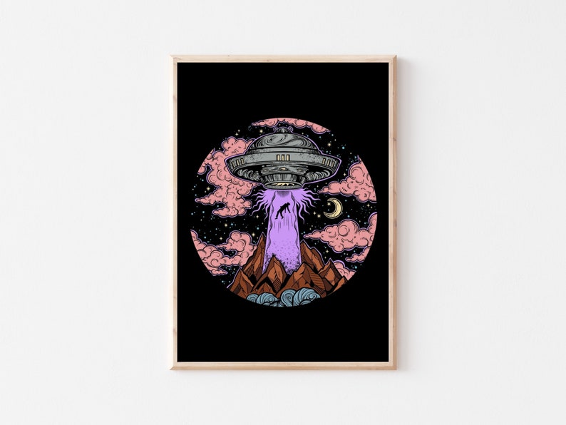 Puede incluir: Ilustraci&oacute;n enmarcada que representa un OVNI abduciendo a una figura de una cordillera. La obra tiene un fondo negro con un dise&ntilde;o circular de nubes rosas, estrellas y una luna creciente. El OVNI es plateado y el rayo es morado.