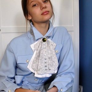 collier coquillier bleu lunes, collier jabot bleu dentelle, col chorrera bleu ciel, cravate écharpe bleu dentelle