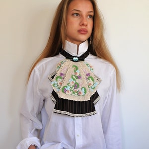 UNO Y UNICO, BORDADO Y HECHO A MANO TOTALMENTE DOBLE CAPAS JABOT CUELLO.

MAS DE 100 HORAS DE TRABAJO