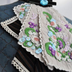 Viktoriansk jabot handbroderad med spets och avtagbar krage bild 11