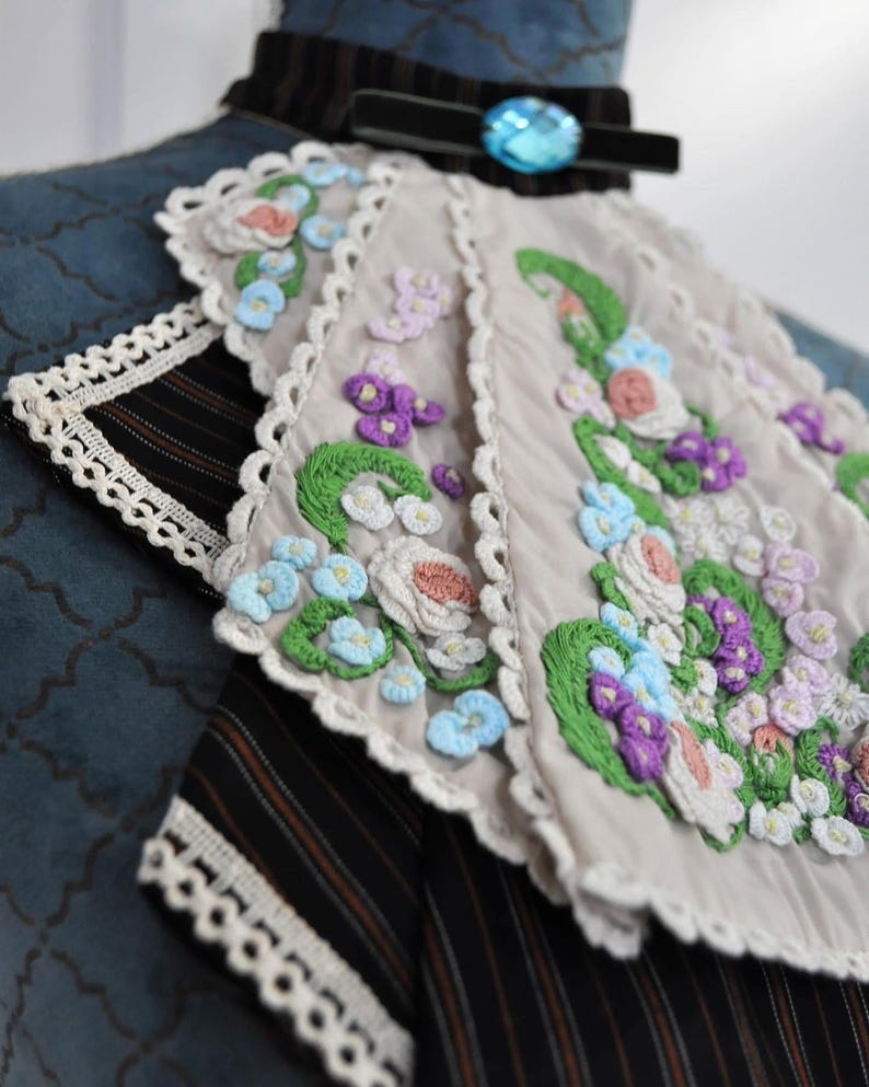 Viktoriansk jabot handbroderad med spets och avtagbar krage bild 11