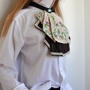 Viktoriansk jabot handbroderad med spets och avtagbar krage bild 4