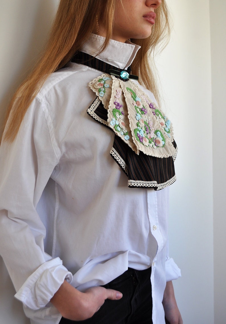 Viktoriansk jabot handbroderad med spets och avtagbar krage bild 4