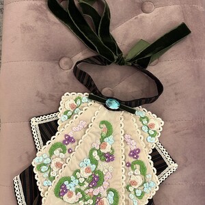 Viktoriansk jabot handbroderad med spets och avtagbar krage bild 17