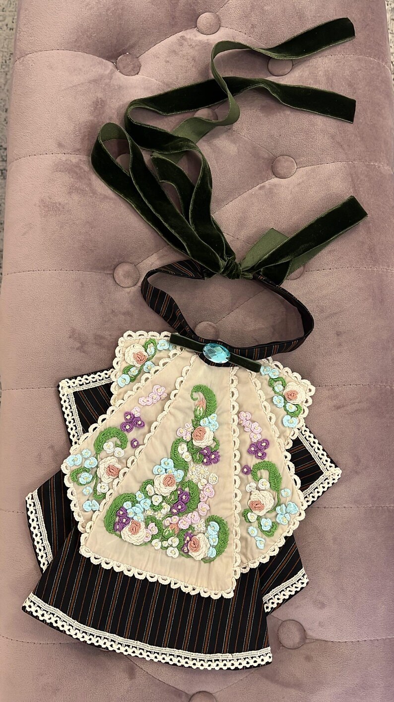 Viktoriansk jabot handbroderad med spets och avtagbar krage bild 17