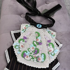 Viktoriansk jabot handbroderad med spets och avtagbar krage bild 9