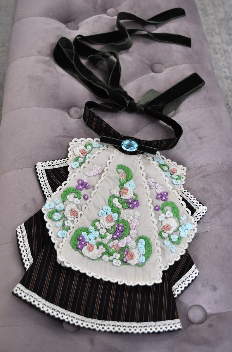 Viktoriansk jabot handbroderad med spets och avtagbar krage bild 9