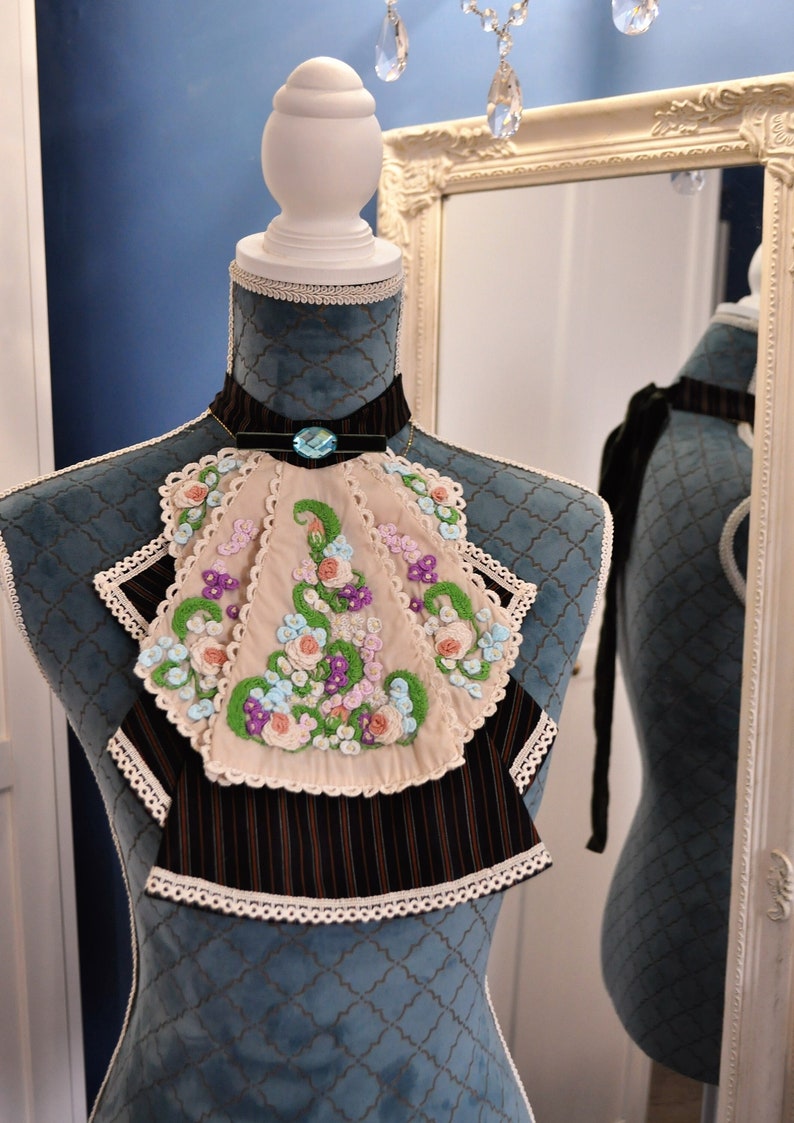 Viktoriansk jabot handbroderad med spets och avtagbar krage bild 2