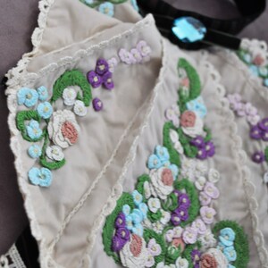 Viktoriansk jabot handbroderad med spets och avtagbar krage bild 10