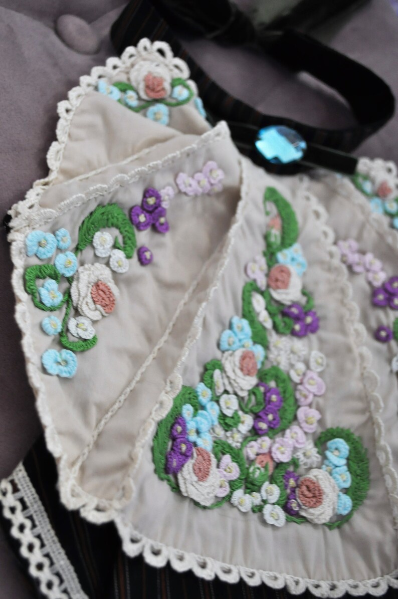 Viktoriansk jabot handbroderad med spets och avtagbar krage bild 10