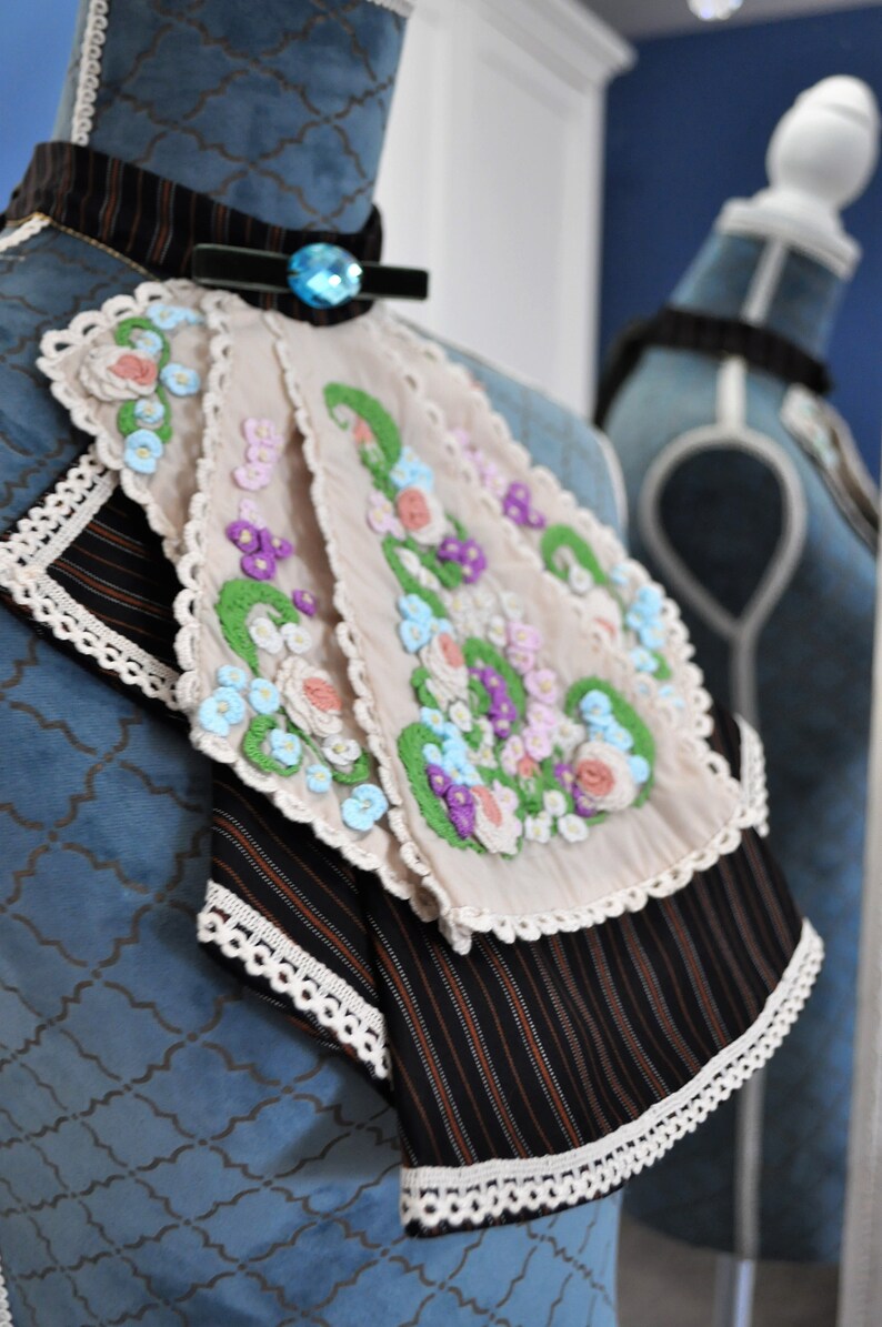 Viktoriansk jabot handbroderad med spets och avtagbar krage bild 8