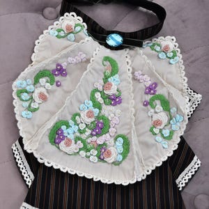Viktoriansk jabot handbroderad med spets och avtagbar krage bild 12