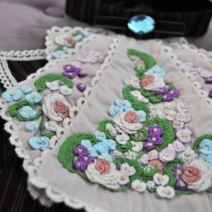 Viktoriansk jabot handbroderad med spets och avtagbar krage bild 13