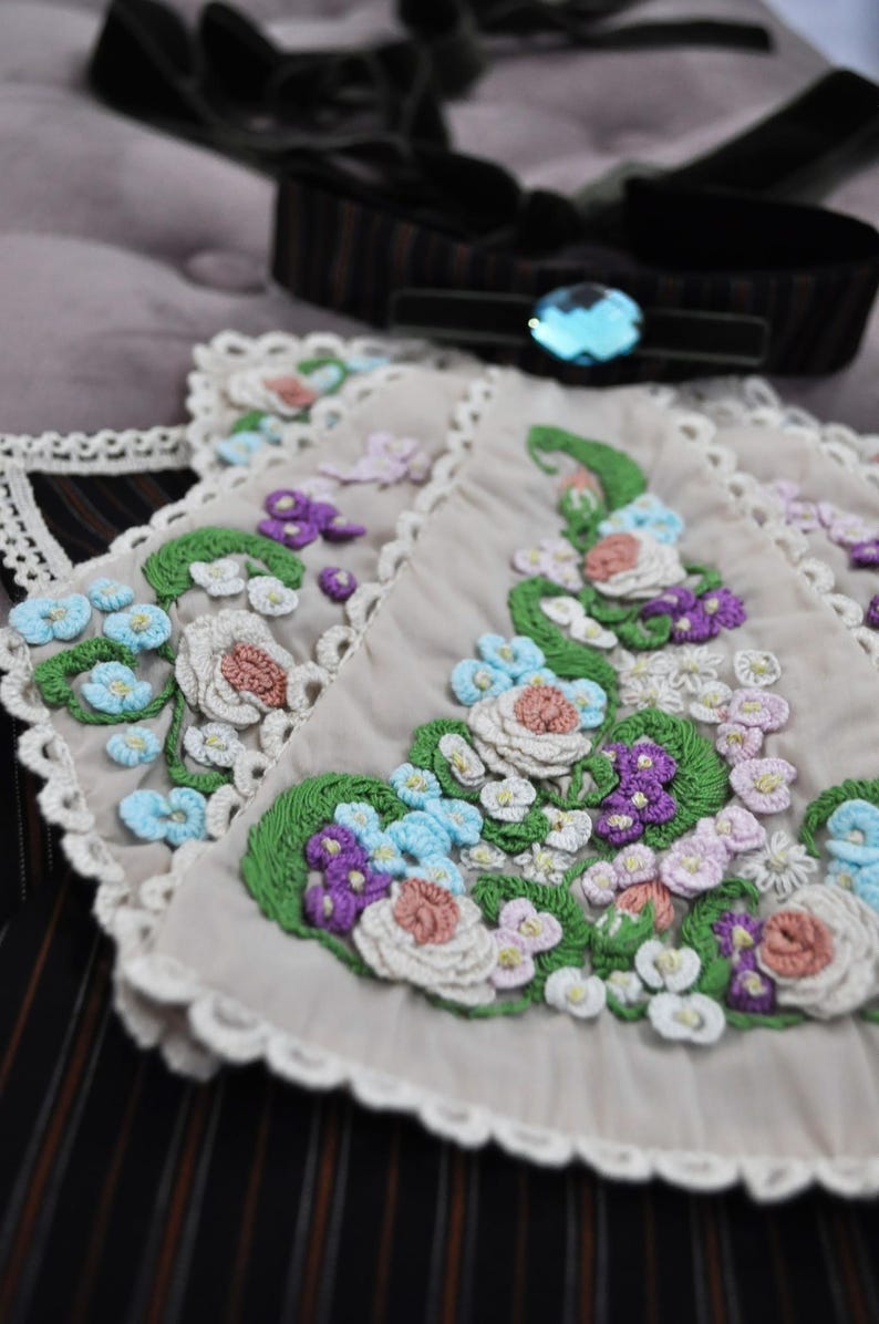 Viktoriansk jabot handbroderad med spets och avtagbar krage bild 13