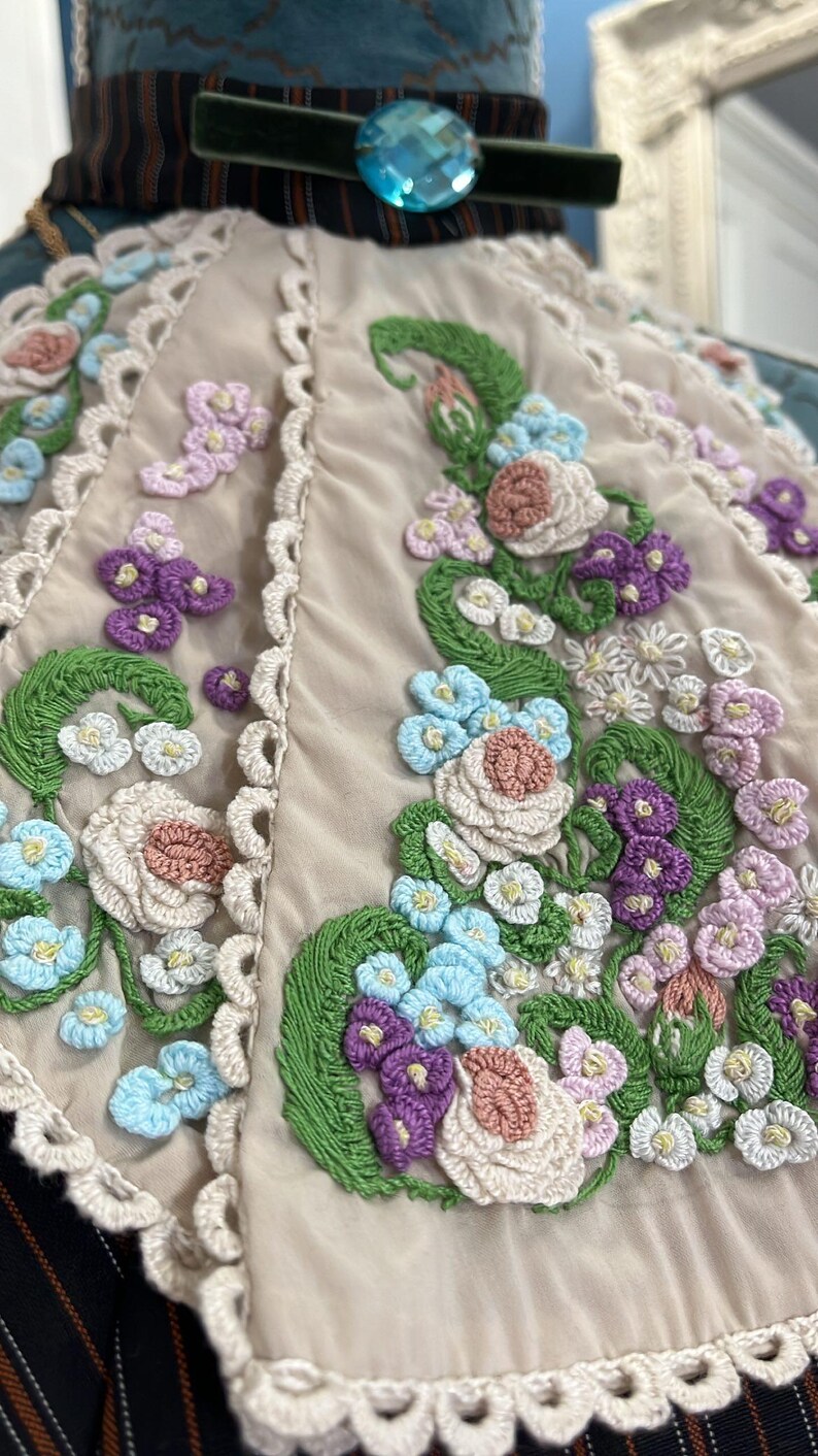 Viktoriansk jabot handbroderad med spets och avtagbar krage bild 19