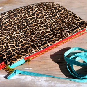 Clutch mit Leopardenmuster, Crossbody-Clutch mit Leopardenmuster, Handytasche mit rotem Reißverschluss, Strandtasche mit Tiermuster