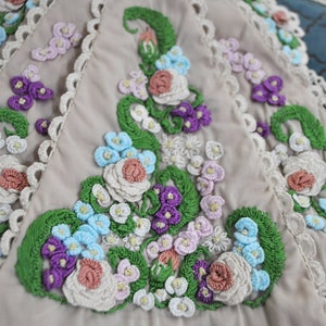 Viktoriansk jabot handbroderad med spets och avtagbar krage bild 7