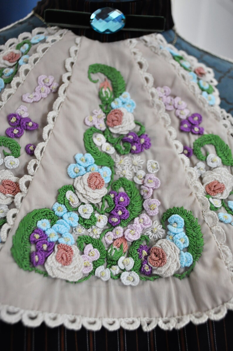 Viktoriansk jabot handbroderad med spets och avtagbar krage bild 7