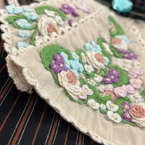 Viktoriansk jabot handbroderad med spets och avtagbar krage bild 18