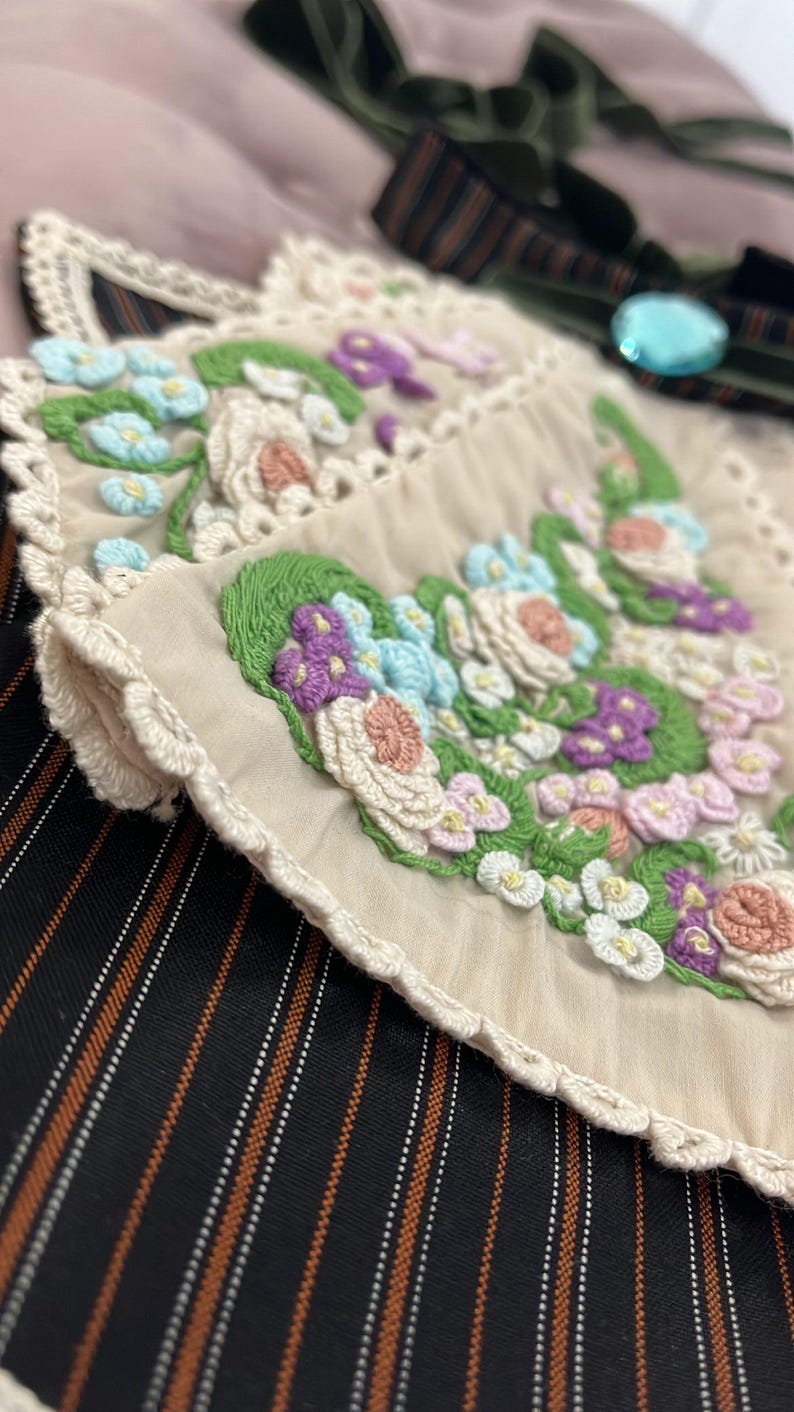Viktoriansk jabot handbroderad med spets och avtagbar krage bild 18