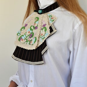 Viktoriansk jabot handbroderad med spets och avtagbar krage bild 5