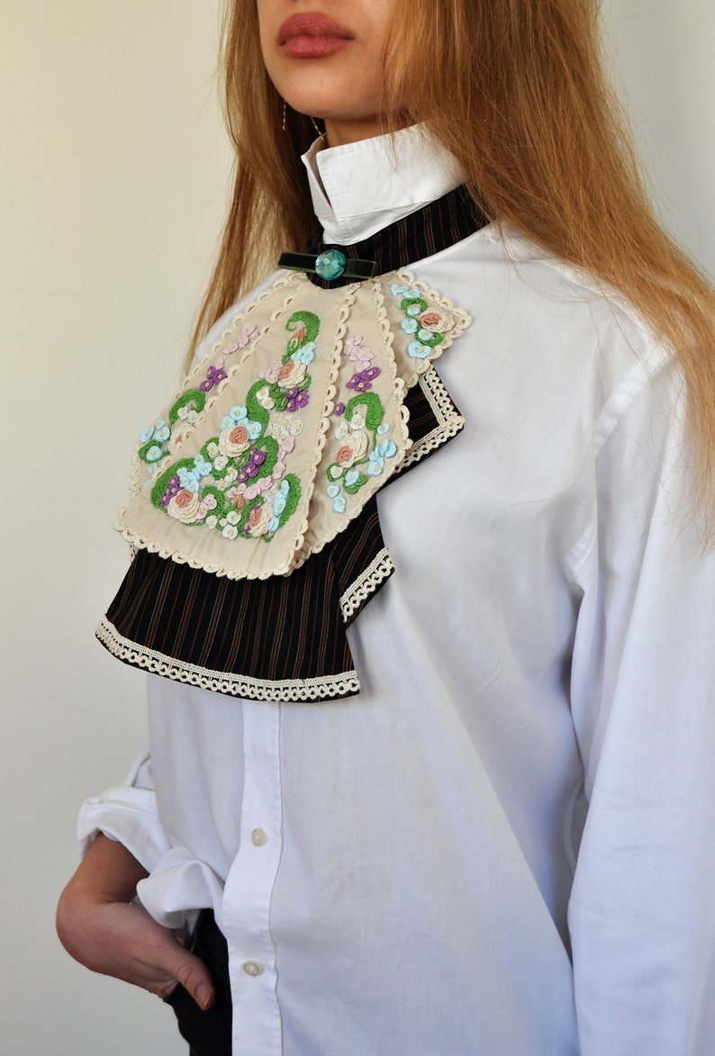 Viktoriansk jabot handbroderad med spets och avtagbar krage bild 5