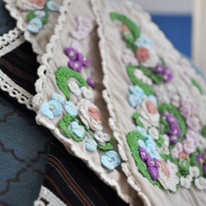 Viktoriansk jabot handbroderad med spets och avtagbar krage bild 6