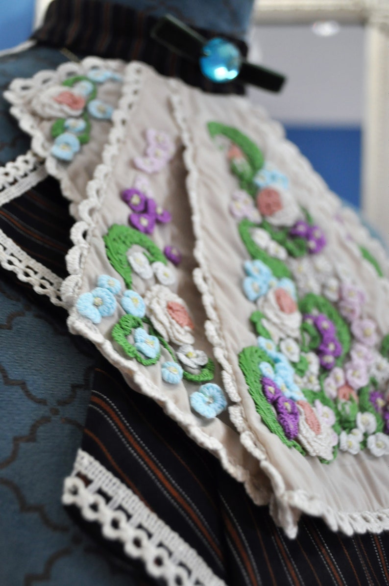 Viktoriansk jabot handbroderad med spets och avtagbar krage bild 6