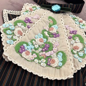 Viktoriansk jabot handbroderad med spets och avtagbar krage bild 20